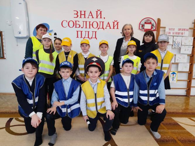 Юные инспектора движения школы √3 Аксубаево посетили подшефный детский сад «Радуга»