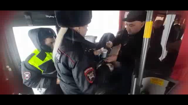 Ставропольские автоинспекторы оказали помощь водителю сломавшегося на трассе междугороднего автобуса