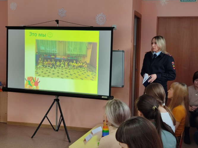 В детском саду "Сказка" пгт Суходол в рамках профилактического мероприятия «Детская безопасность за спиной родителей» состоялось родительское собрание