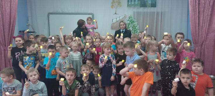 Дети за спиной родителей