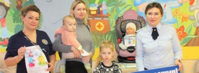 В детских поликлиниках Подмосковья сотрудники Госавтоинспекции проводят консультации по правилам перевозки детей в автомобиле
