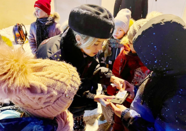 В Новгородской области смартфоны с «эффектом световозвращения» сделают юных пешеходов заметнее на дороге