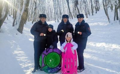 В Ставрополе вблизи мест катания на санках и тюбингах организованы пункты вручения световозвращателей