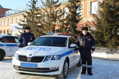Автоинспекторы Курганской области помогли несовершеннолетней девочке и ее маме вовремя добраться до медицинского учреждения