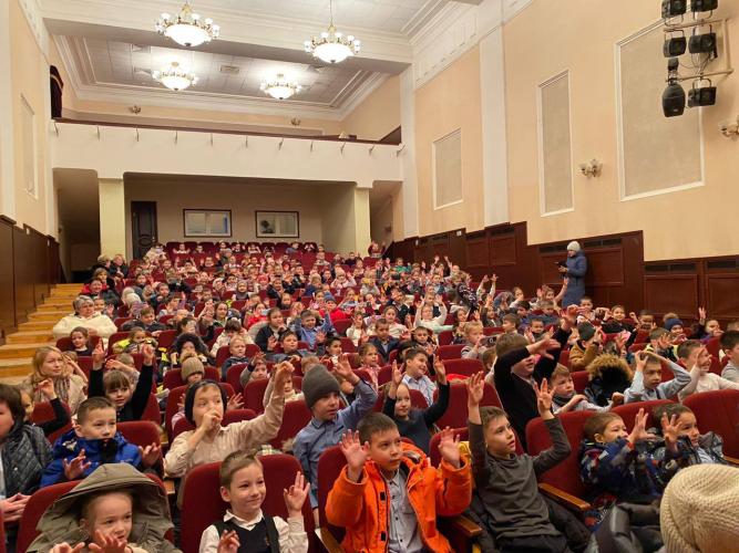 Ученики Аксубаевского района в формате просмотра спектакля повторили правила дорожного движения