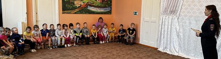 В Мариинске сотрудники Госавтоинспекции и ЮИДовцы призвали водителей соблюдать скоростной режим