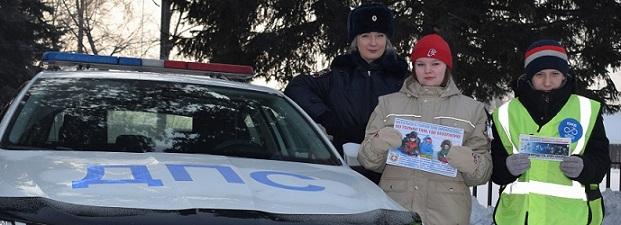 Сотрудники Госавтоинспекции Новокузнецкого района совместно Юными инспекторами движения и Юнармейцами напомнили односельчанам о правилах дорожной безопасности для пешеходов