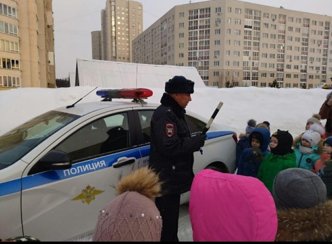 В Кемерово сотрудники Госавтоинспекции провели урок безопасности для дошкольников