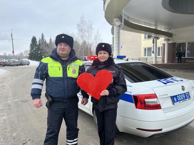 В Чувашии сотрудники Госавтоинспекции поздравили с Днем влюбленных молодоженов в ЗАГСе