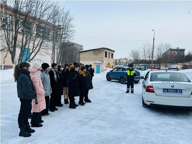 Мурманские автоинспекторы проводят беседы с детьми по безопасному поведению на дорогах