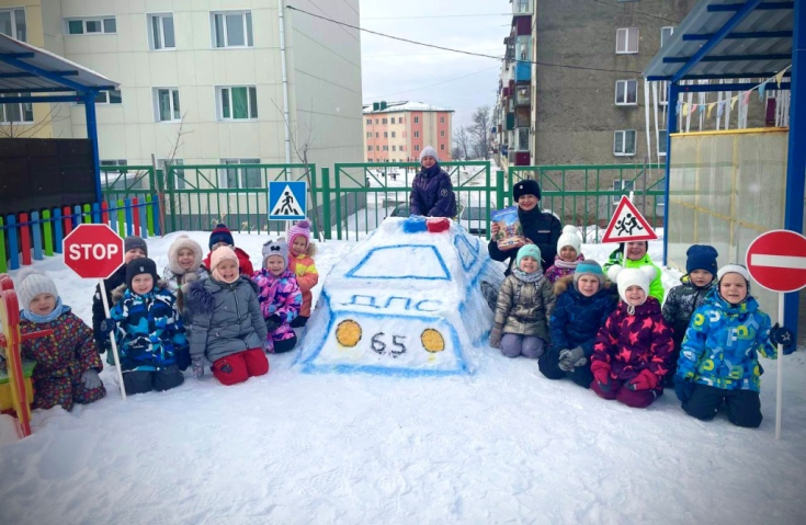 В Корсакове дошкольники слепили из снега патрульный автомобиль