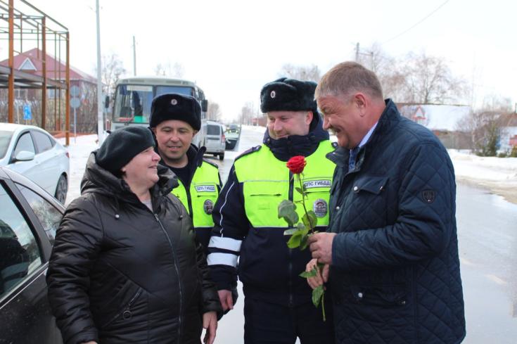 Новошешминских автоледи поздравили с 8 марта