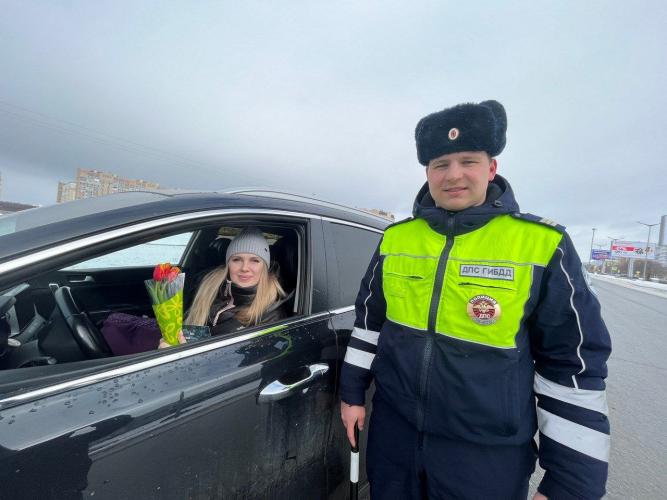 В Татарстане сотрудники Госавтоинспекции поздравляют автоледи с Международным женским днём