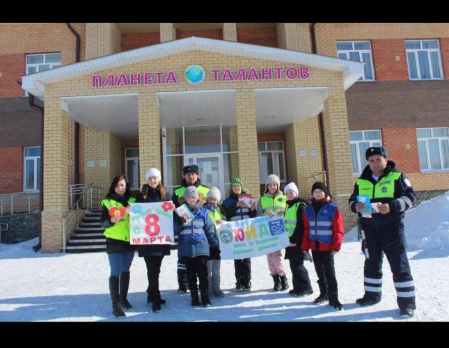 «Цветы для автоледи»: в Дрожжаном поздравили женщин-водителей с праздником 8 марта