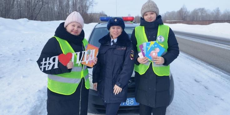 Сотрудники енисейского ГИБДД и юные инспекторы движения поздравили автоледи с весенним праздником