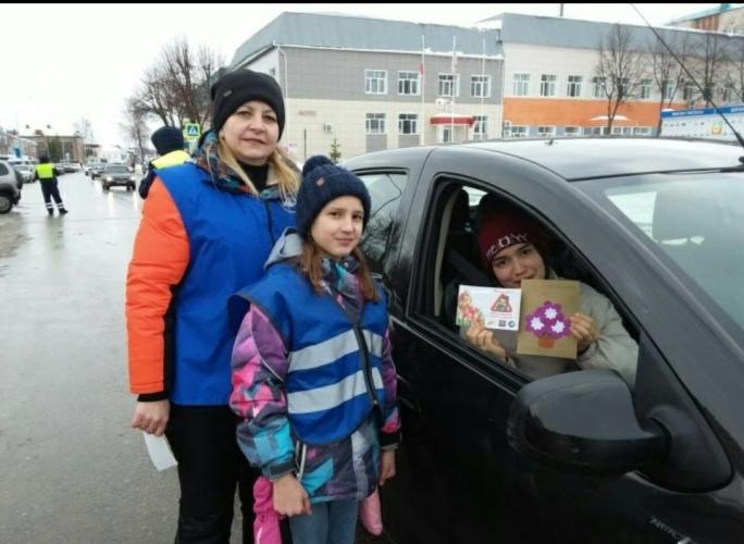 В Кукморе провели акцию «Цветы для автоледи»
