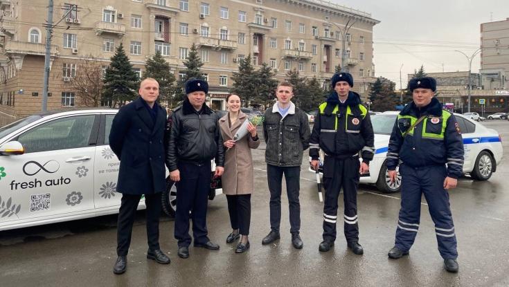 В преддверии Международного женского дня сотрудники Госавтоинспекции Ростовской области поздравили девушек с наступающим праздником