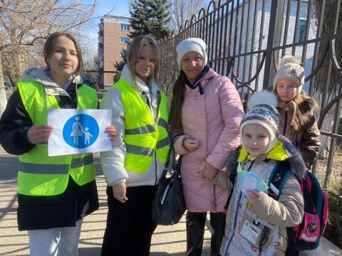 В рамках реализации проекта «Безопасность дорожного движения», а также в преддверии Международного женского дня, отряд ЮИД «Перекрёсток» принял участие в акции, посвященной 8 марта «С мамой за руку иду!»