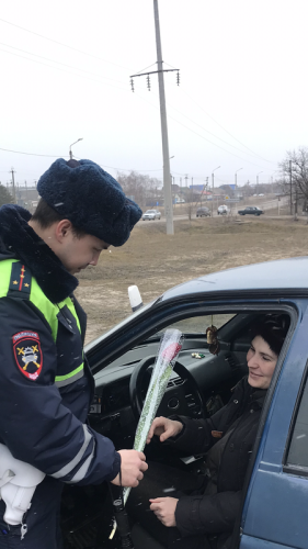 Букеты цветов в эти дни вручают сотрудники ГИБДД прекрасным дамам в разных городах Ростовской области