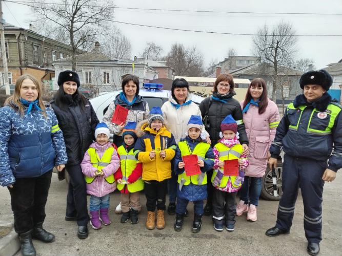 В г. Новочеркасске сотрудники Госавтоинспекции совместно с «Родительским патрулем» провели профилактическую акцию