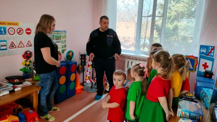 Сотрудники Госавтоинспекции Ростовской области провели акцию «Светофор» в детском саду «Солнышко»