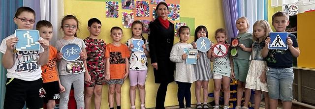 В Ленинске-Кузнецком сотрудники Госавтоинспекции и педагоги провели с дошкольниками занятие по дорожной безопасности