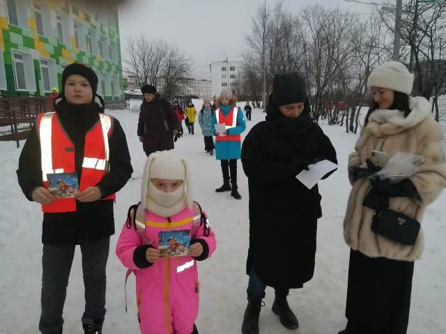Сотрудники Печенгской Госавтоинспекции совместно с отрядом ЮИД провели профилактическое мероприятие