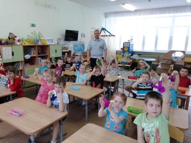 Сотрудники Лысьвенской Госавтоинспекции посетили детский сад, где организовали практическое занятие по изготовлению световозвращающих элементов