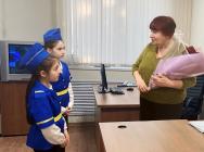 Юные инспекторы движения и сотрудники Госавтоинспекции поздравили основателя движения ЮИД в Кабардино-Балкарии с юбилейным годом