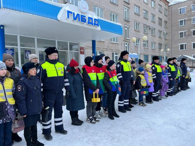 В Нижнекамске прошел совместный рейд Госавтоинспекции и юных инспекторов движения