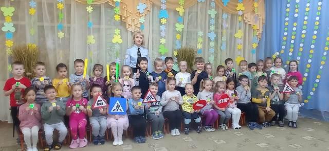 Воспитанники детского сада «Светлячок» г. Соль-Илецка встретились с сотрудником Госавтоинспекции