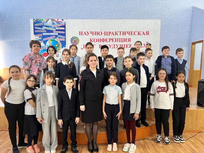 Автоинспекторы провели беседу со школьниками по ПДД