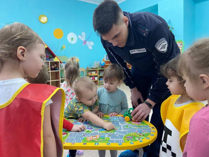 Дорожные полицейские в гостях у дошколят поселка Луч