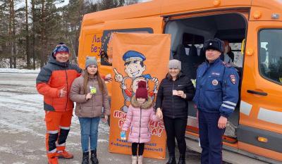 В Бурятии автоинспекторы и педагоги мобильного комплекса «Лаборатория безопасности» консультируют водителей о правилах безопасной перевозки юных пассажиров