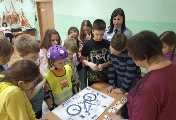 Сотрудники Госавтоинспекции совместно с «Лабораторией безопасности» обучают детей основам безопасности на дороге