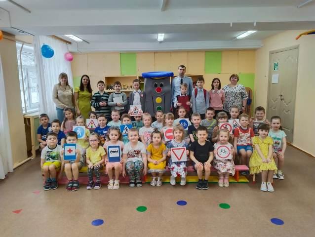 В Кировске сотрудники Госавтоинспекции совместно с юными инспекторами дорожного движения школы № 5 провели занятие для дошкольников