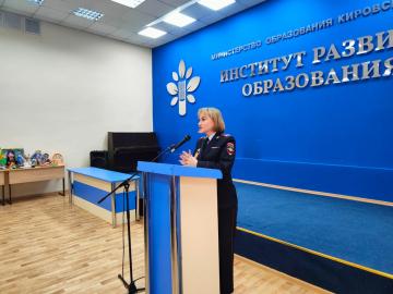 Кировские автоинспекторы напомнили руководителям детских лагерей правила организованных перевозок групп детей
