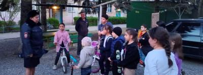 Дворы жилых домов столицы Кабардино-Балкарии стали площадками для обучения юных велосипедистов ПДД