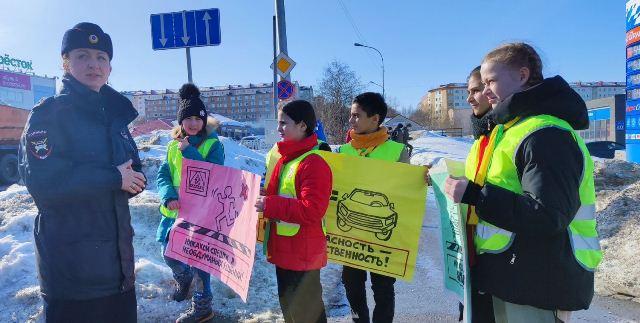 Сотрудники Мурманской Госавтоинспекции и активисты отряда ЮИД школы 18 провели акцию «Пешеход! Будь бдителен!»