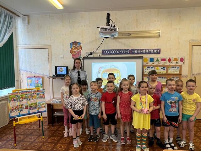 Александровские автоинспекторы рассказали дошкольникам правила поведения в общественном транспорте
