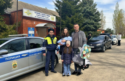 В Краснодарском крае автоинспекторы помогли роженице добраться в медицинское учреждение