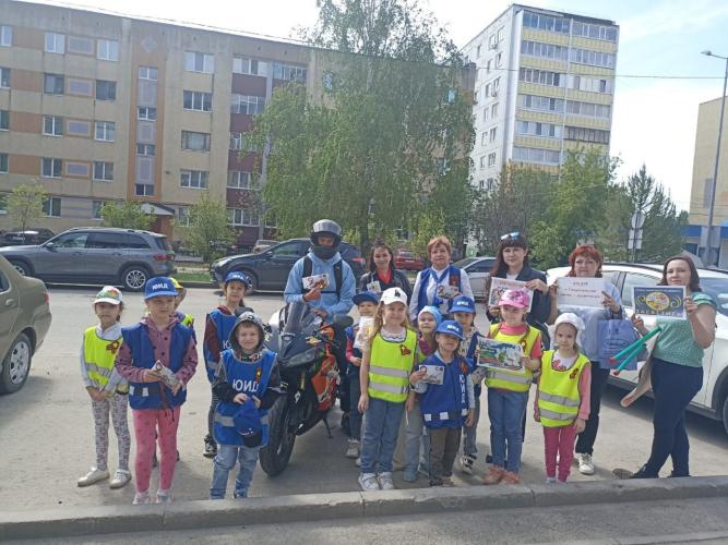 В Альметьевске в честь Дня Победы провели акцию "Георгиевская лента – засветись!"