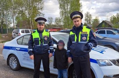 В Новгородской области самовольно ушедший из дома мальчик найден сотрудниками Госавтоинспекции живым и невредимым