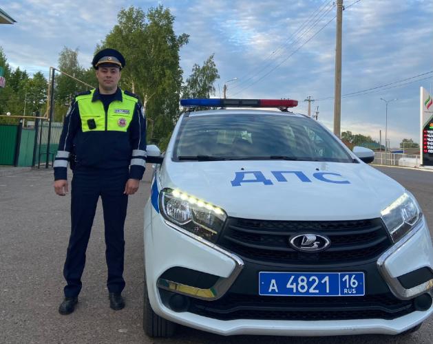Жительница Казани поблагодарила сотрудника Госавтоинспекции за помощь в дороге