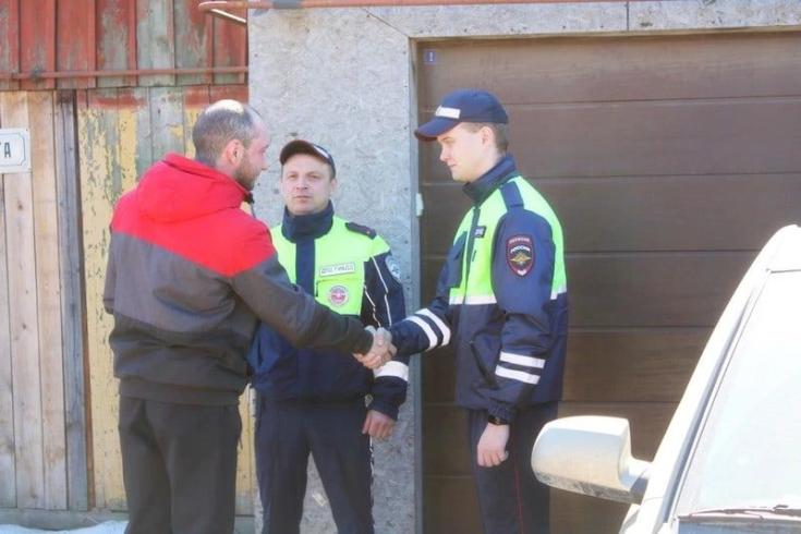 Житель Лысьвы поблагодарил полицейских за помощь при тушении пожара