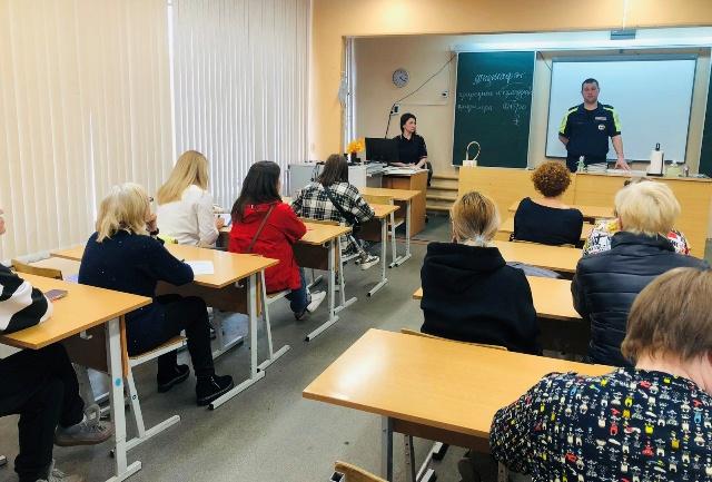 Мурманские автоинспекторы провели встречу с активистами родительских комитетов гимназии № 1