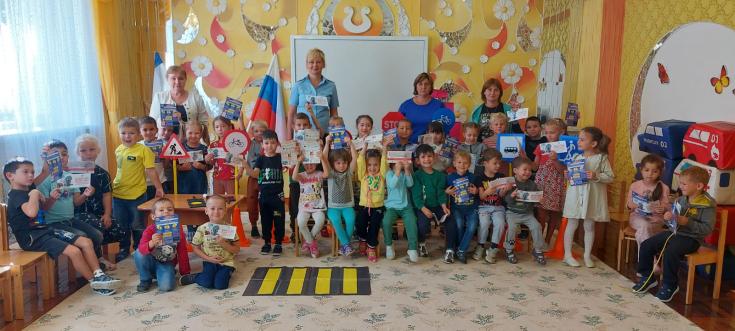 В Симферопольском районе Госавтоинспекторы и воспитатели провели практическое занятие по безопасности дорожного движения с самыми юными участниками дорожного движения