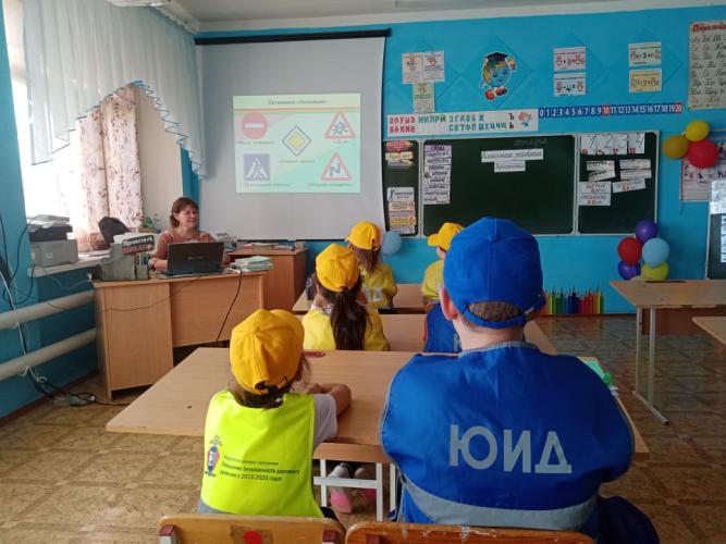 Отряд ЮИД "Дорожный дозор" принял участие в игре - путешествие "Законы улиц и дорог"