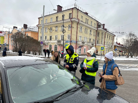 Госавтоинспекция областного центра на оживленном пешеходном переходе провела профилактическую акцию «Внимание! Белая трость»
