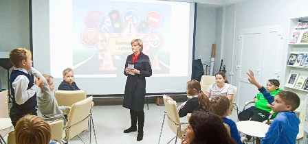 В городской Апатитской библиотеке состоялась интеллектуальная игра по правилам дорожного движения для школьников